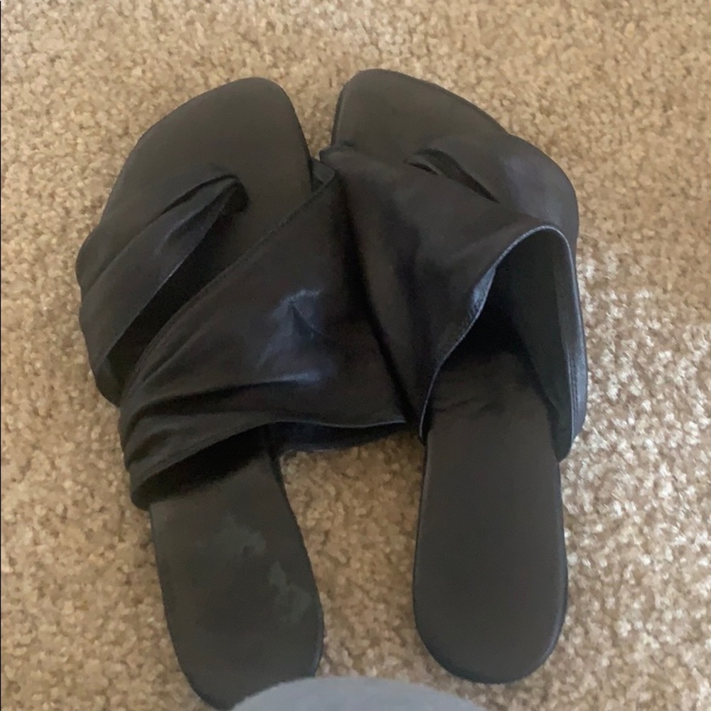 Adorable edgy toe slides ❤️